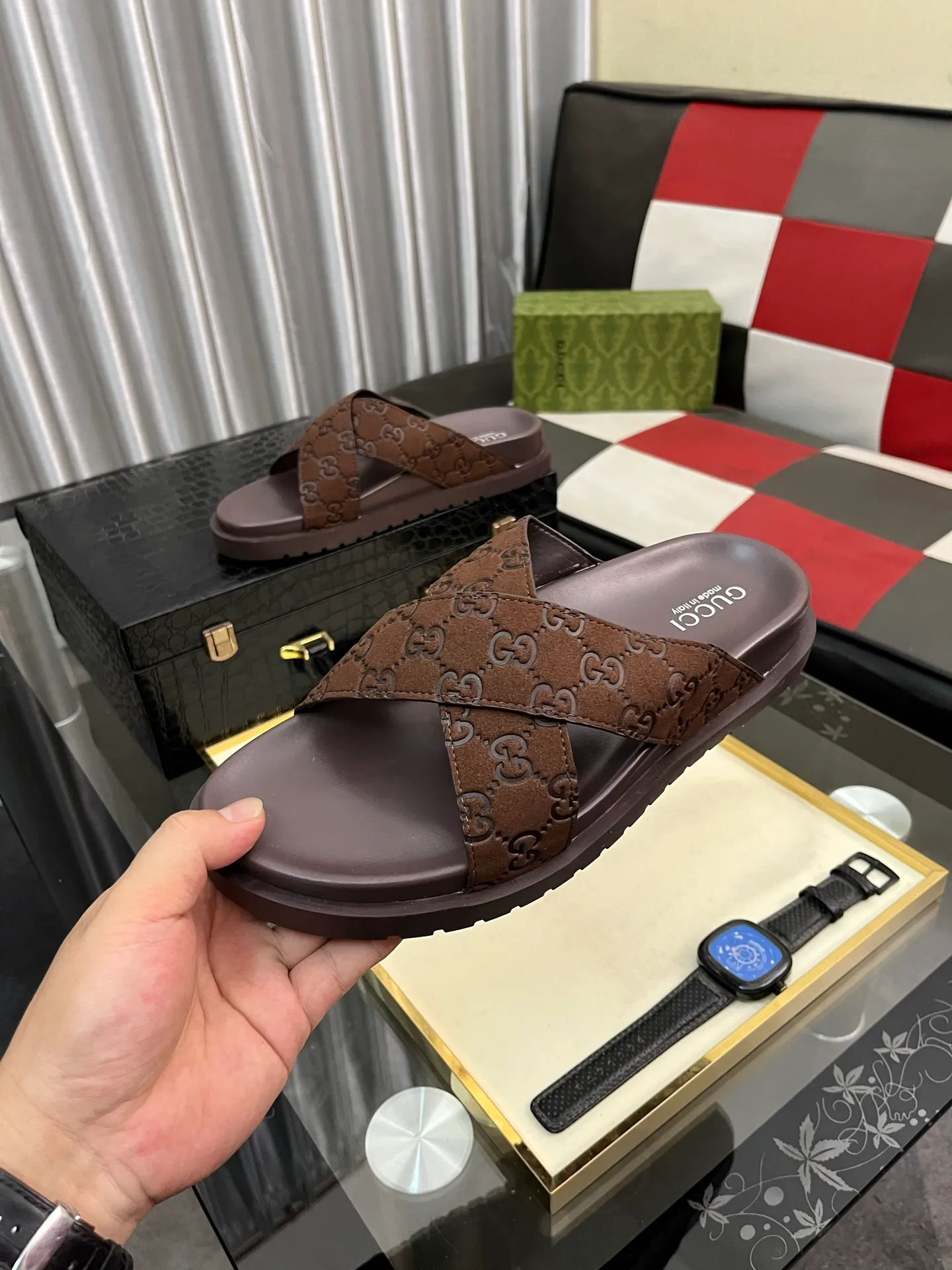Men's shoes 💰320⌚️⌚️ (gucci-Gucci) New men's slippers, high-end boutique, made of cowhide, with exquisite embossed logo decoration on the upper, fine workmanship, super soft soles, casual, loose and comfortable, a must-have in summer! \nsize：38-44